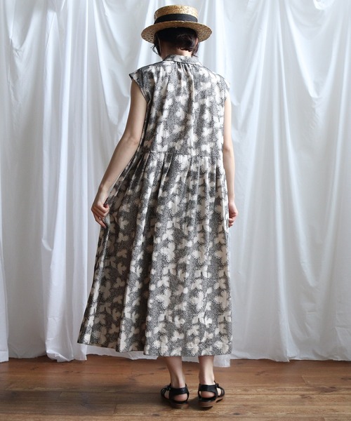 Lene(レネ)の「三つ葉の足跡刺しゅう シャツワンピース(ワンピース・レディース・ベージュ/ネイビー・FREE)」の9枚目の写真