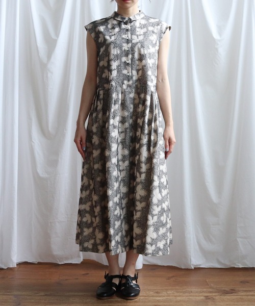 Lene(レネ)の「三つ葉の足跡刺しゅう シャツワンピース(ワンピース・レディース・ベージュ/ネイビー・FREE)」の10枚目の写真