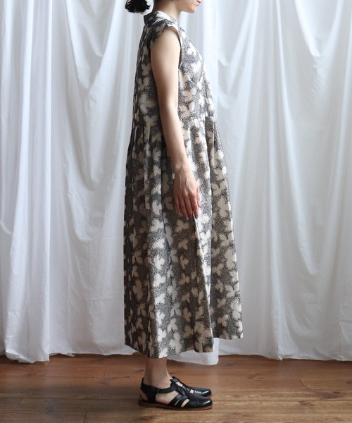 Lene(レネ)の「三つ葉の足跡刺しゅう シャツワンピース(ワンピース・レディース・ベージュ/ネイビー・FREE)」の11枚目の写真