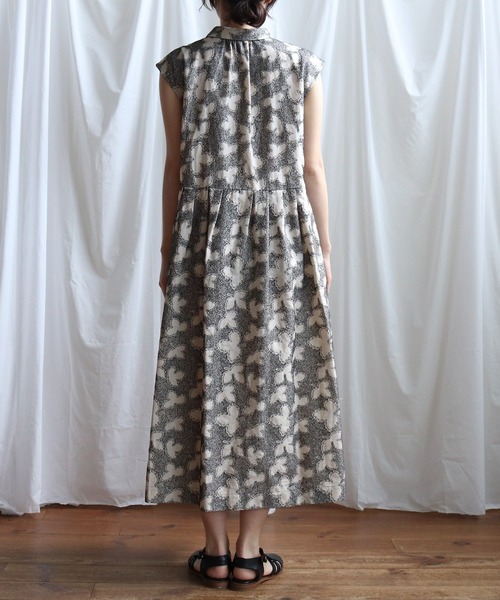 Lene(レネ)の「三つ葉の足跡刺しゅう シャツワンピース(ワンピース・レディース・ベージュ/ネイビー・FREE)」の12枚目の写真