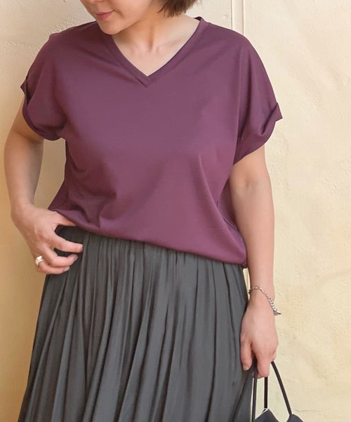 RIVE DROITE（リヴドロワ）の「デコルテの抜け感が小顔効果に　プレーティング天竺Vネックカットソー（Tシャツ/カットソー・レディース・オフホワイト/ブラック/バーガンディー・FREE）」の3枚目の写真