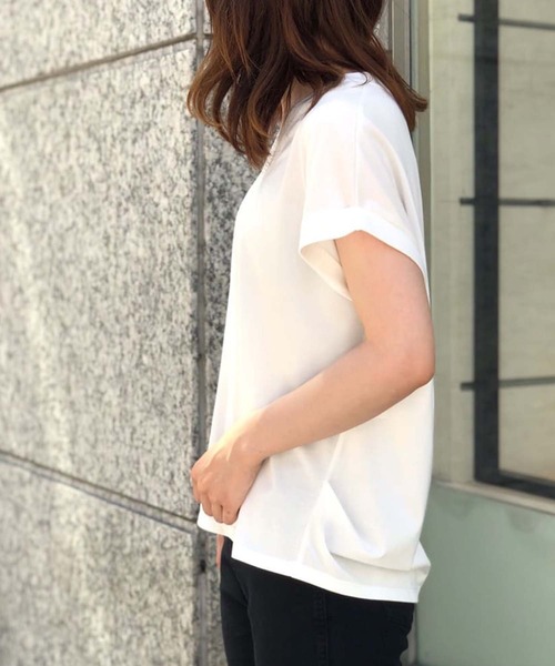 RIVE DROITE（リヴドロワ）の「デコルテの抜け感が小顔効果に　プレーティング天竺Vネックカットソー（Tシャツ/カットソー・レディース・オフホワイト/ブラック/バーガンディー・FREE）」の2枚目の写真