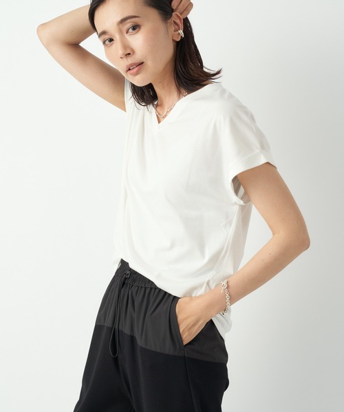 RIVE DROITE（リヴドロワ）の「デコルテの抜け感が小顔効果に　プレーティング天竺Vネックカットソー（Tシャツ/カットソー・レディース・オフホワイト/ブラック/バーガンディー・FREE）」の4枚目の写真