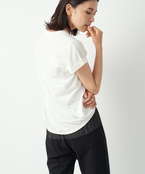 RIVE DROITE（リヴドロワ）の「デコルテの抜け感が小顔効果に　プレーティング天竺Vネックカットソー（Tシャツ/カットソー・レディース・オフホワイト/ブラック/バーガンディー・FREE）」の6枚目の写真