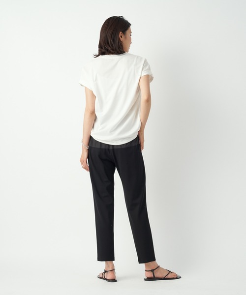 RIVE DROITE（リヴドロワ）の「デコルテの抜け感が小顔効果に　プレーティング天竺Vネックカットソー（Tシャツ/カットソー・レディース・オフホワイト/ブラック/バーガンディー・FREE）」の10枚目の写真