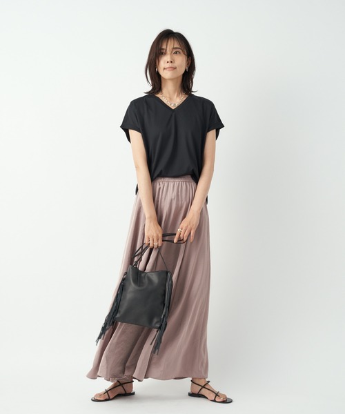 RIVE DROITE（リヴドロワ）の「デコルテの抜け感が小顔効果に　プレーティング天竺Vネックカットソー（Tシャツ/カットソー・レディース・オフホワイト/ブラック/バーガンディー・FREE）」の17枚目の写真