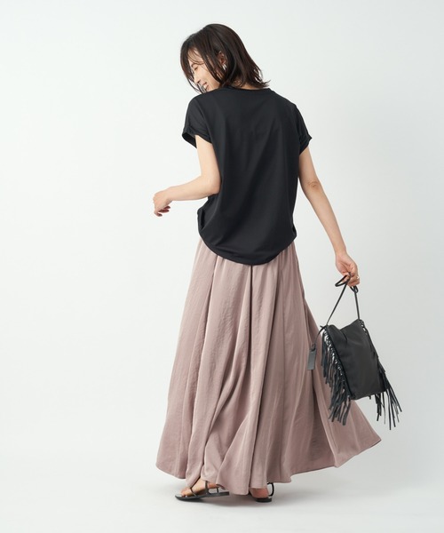 RIVE DROITE（リヴドロワ）の「デコルテの抜け感が小顔効果に　プレーティング天竺Vネックカットソー（Tシャツ/カットソー・レディース・オフホワイト/ブラック/バーガンディー・FREE）」の19枚目の写真