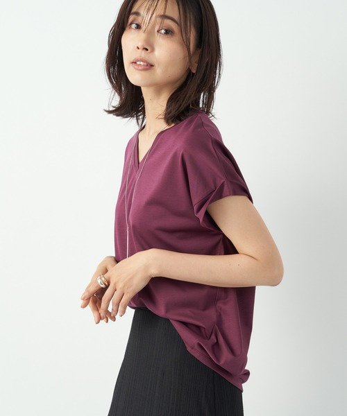 RIVE DROITE（リヴドロワ）の「デコルテの抜け感が小顔効果に　プレーティング天竺Vネックカットソー（Tシャツ/カットソー・レディース・オフホワイト/ブラック/バーガンディー・FREE）」の22枚目の写真