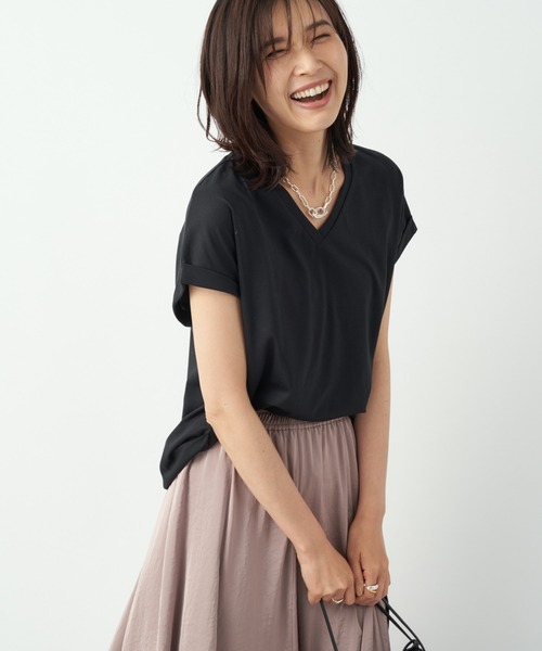 RIVE DROITE（リヴドロワ）の「デコルテの抜け感が小顔効果に　プレーティング天竺Vネックカットソー（Tシャツ/カットソー・レディース・オフホワイト/ブラック/バーガンディー・FREE）」の15枚目の写真