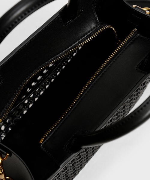 CHARLES & KEITH（チャールズ & キース）の「ウーブンダブルハンドル トートバッグ / Woven Double Handle Tote Bag（トートバッグ・レディース・ホワイト/ブラック/ブラウン・M）」の18枚目の写真