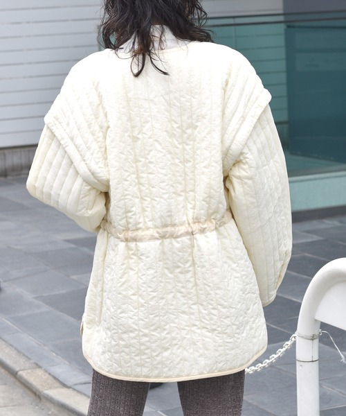 w closet（ダブルクローゼット）の「縦ステッチキルティング袖取り外しジャケット（ノーカラージャケット・レディース・カーキ/アイボリー・FREE）」の10枚目の写真