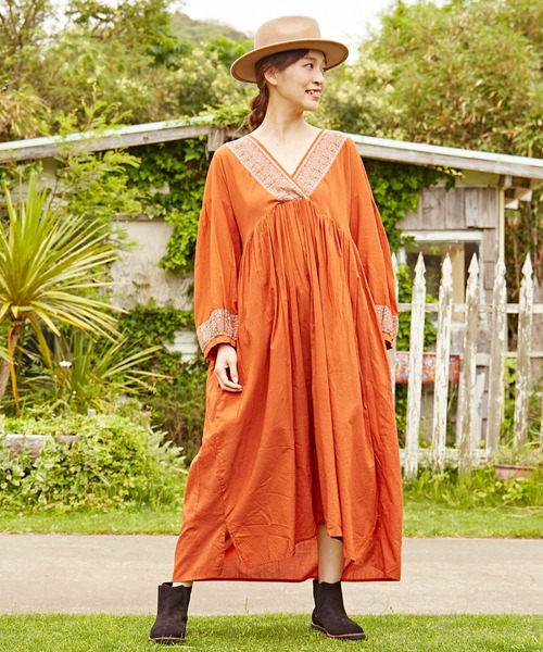 チャイハネ（チャイハネ）の「【チャイハネ】ジプラー刺繍カシュクールワンピース（ワンピース・レディース・ホワイト/オレンジ/ブルー・FREE）」の3枚目の写真