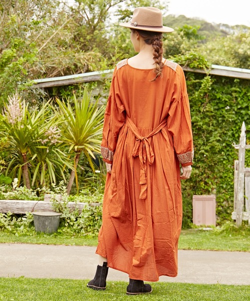 チャイハネ（チャイハネ）の「【チャイハネ】ジプラー刺繍カシュクールワンピース（ワンピース・レディース・ホワイト/オレンジ/ブルー・FREE）」の7枚目の写真