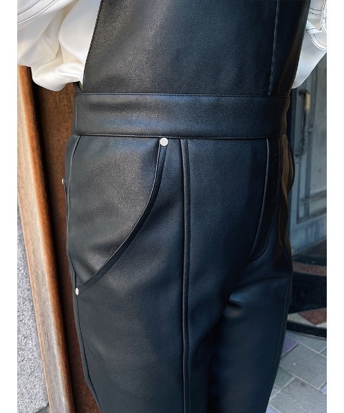 ENVYM（アンビー）の「レザーライクサロペット（つなぎ/オールインワン・レディース・アイボリー/ブラック・FREE）」の3枚目の写真