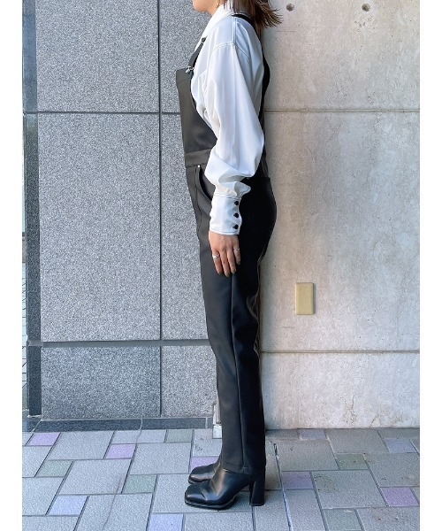 ENVYM（アンビー）の「レザーライクサロペット（つなぎ/オールインワン・レディース・アイボリー/ブラック・FREE）」の8枚目の写真