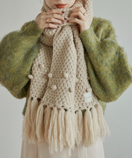 hinari(ヒナリ)の「ポップコーン編みボリュームフリンジマフラー(マフラー・レディース・オフホワイト/マスタード/モカ/ブラウン・FREE)」の8枚目の写真
