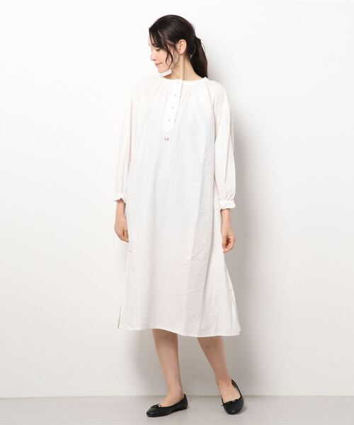 Samansa Mos2（サマンサ モスモス）の「35th SA刺繍ワンピース（ワンピース・レディース・グレー/オフホワイト/サックスブルー/チャコール/キナリ・ﾌﾘ-）」の9枚目の写真