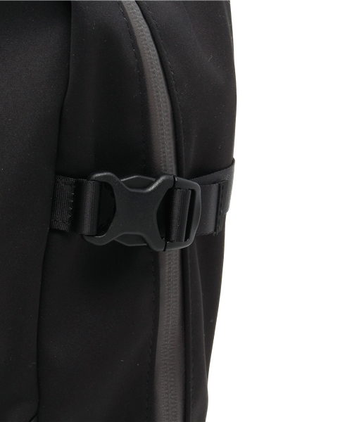 PORTER（ポーター）の「PORTER FUTURE DAY PACK <B印 YOSHIDA SELECT>（バックパック/リュック・メンズ・ブラック・ONE SIZE）」の2枚目の写真