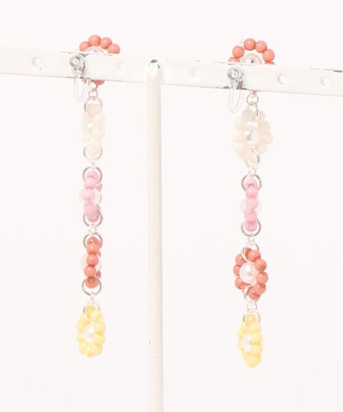 Me%（ミィパーセント）の「カラフルＩラインビーズイヤリング（イヤリング・レディース・ホワイト系その他/グリーン系その他/ピンク系その他・FREE）」の4枚目の写真