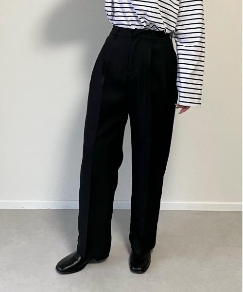 y/m by misato（イムバイミサト）の「エステルツイル２タックテーパードパンツ（その他パンツ・レディース・ブラック/オフホワイト/グレイッシュベージュ・FREE）」の2枚目の写真