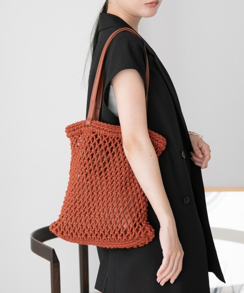 LOWRYS FARM(ローリーズファーム)の「マクラメキンチャクツキトート 260692(トートバッグ・レディース・アイボリー/ブラック/ブルー/レッド・FREE)」の4枚目の写真