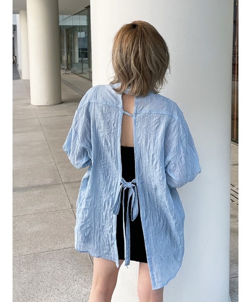 ENVYM（アンビー）の「オープンバックロングＳＨ（シャツ/ブラウス・レディース・ブラック/ブルー/ホワイト・FREE）」の3枚目の写真