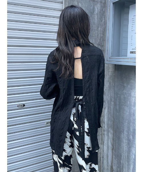 ENVYM（アンビー）の「オープンバックロングＳＨ（シャツ/ブラウス・レディース・ブラック/ブルー/ホワイト・FREE）」の2枚目の写真