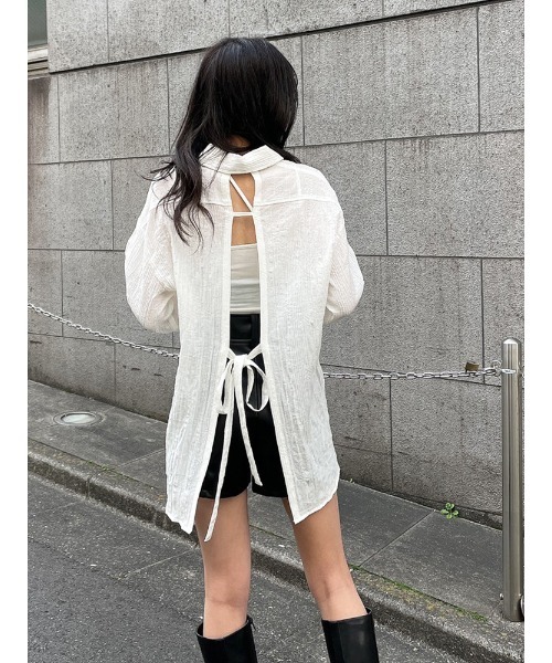 ENVYM（アンビー）の「オープンバックロングＳＨ（シャツ/ブラウス・レディース・ブラック/ブルー/ホワイト・FREE）」の4枚目の写真