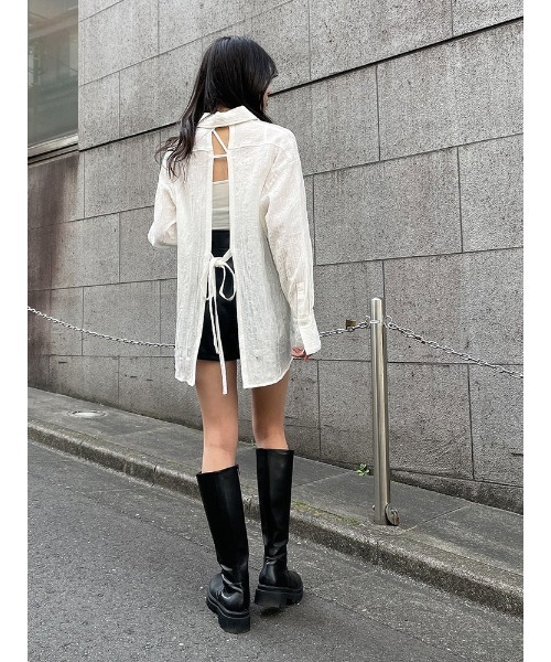 ENVYM（アンビー）の「オープンバックロングＳＨ（シャツ/ブラウス・レディース・ブラック/ブルー/ホワイト・FREE）」の7枚目の写真