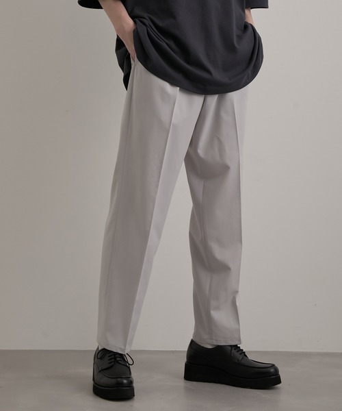 JUNRED(ジュンレッド)の「エアリーストレッチタックストレートパンツ(スラックス・メンズ・チャコールグレー/ライトグレー/ダークグリーン・L/M/S)」の3枚目の写真