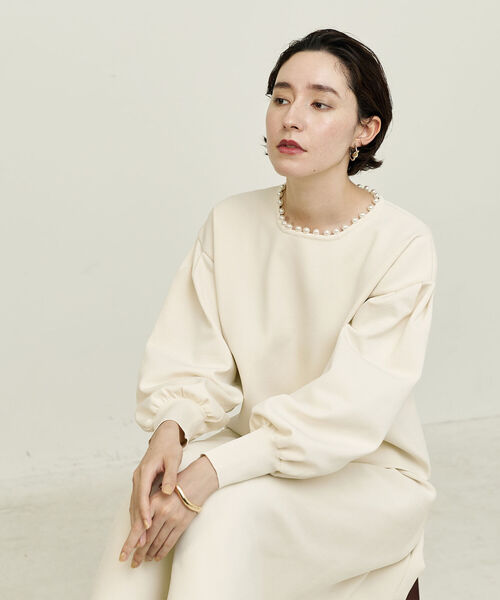 NOLLEY’S(ノーリーズ)の「【WEB限定カラーあり】パール付きプルオーバーニット(ニット/セーター・レディース・ネイビー/オフホワイト/ブラック・38)」の2枚目の写真