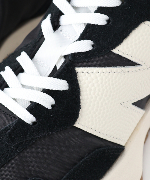 NEW BALANCE(ニューバランス)の「NEW BALANCE WS327(スニーカー・レディース・ブラック/ベージュ・22.5cm/23cm/23.5cm/24cm/24.5cm)」の15枚目の写真
