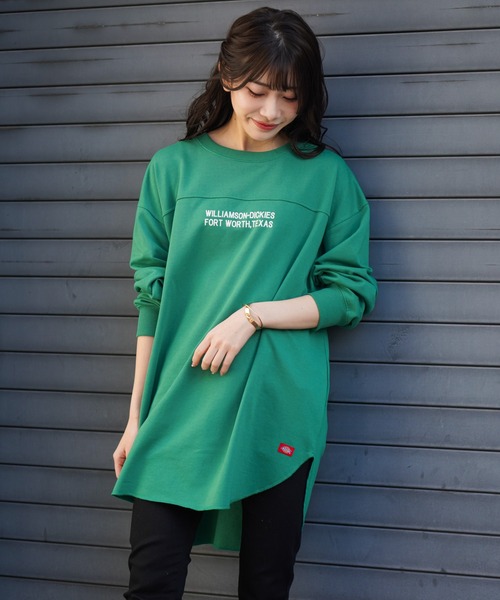 Dickies(ディッキーズ)の「Dickies ディッキーズ バックプリントロゴ裾ラウンドチュニック丈ロングスリーブTシャツ(Tシャツ/カットソー・レディース・ブルー/グリーン/ホワイト・フリー)」の2枚目の写真
