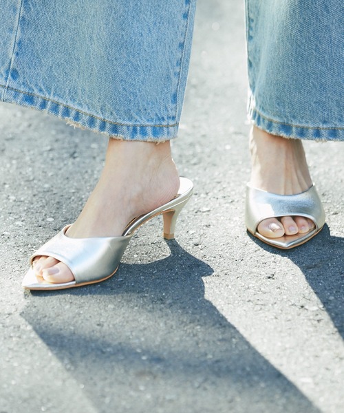 RIVE DROITE(リヴドロワ)の「春夏の足元を軽やかに/メタリックヒールミュール(サンダル・レディース・ゴールド・36/37/38)」の2枚目の写真