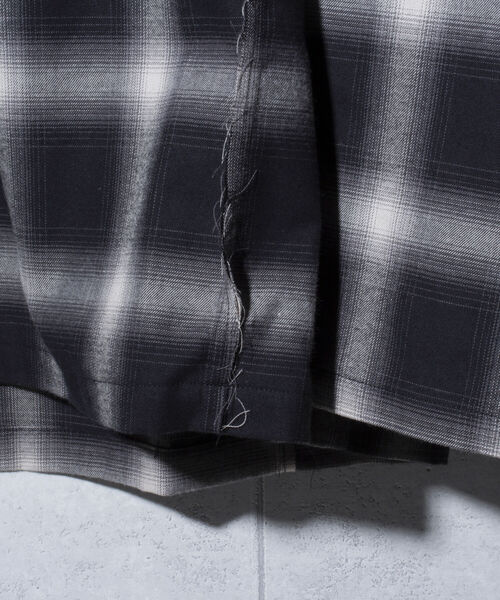 GLOSTER（グロスター）の「【GLOSTER/グロスター】オンブレチェック プルオーバーシャツ カットオフ USED加工（シャツ/ブラウス・メンズ・ブラック系その他・L/M）」の3枚目の写真