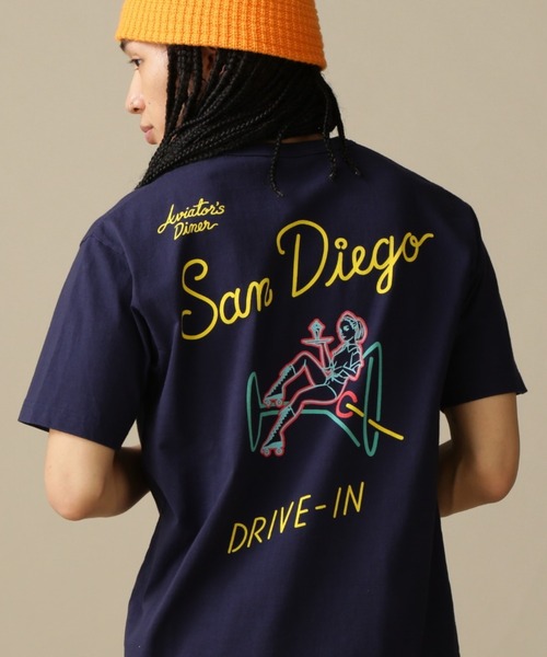AVIREX(アヴィレックス)の「WEST COAST T-SHIRT PIN UP & COCKTAIL / ウエスト コースト Tシャツ ピンナップ & カクテル / AVIREX / アヴィレックス(Tシャツ/カットソー・メンズ・ネイビー/ゴールド/ホワイト/ブラック・MEDIUM/LARGE/X-LARGE/XX-LARGE)」の4枚目の写真