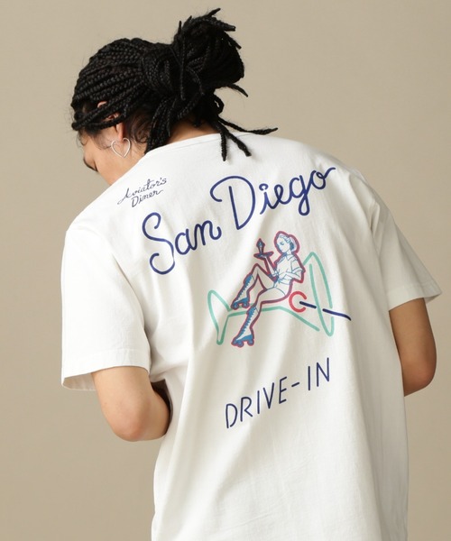 AVIREX(アヴィレックス)の「WEST COAST T-SHIRT PIN UP & COCKTAIL / ウエスト コースト Tシャツ ピンナップ & カクテル / AVIREX / アヴィレックス(Tシャツ/カットソー・メンズ・ネイビー/ゴールド/ホワイト/ブラック・MEDIUM/LARGE/X-LARGE/XX-LARGE)」の2枚目の写真