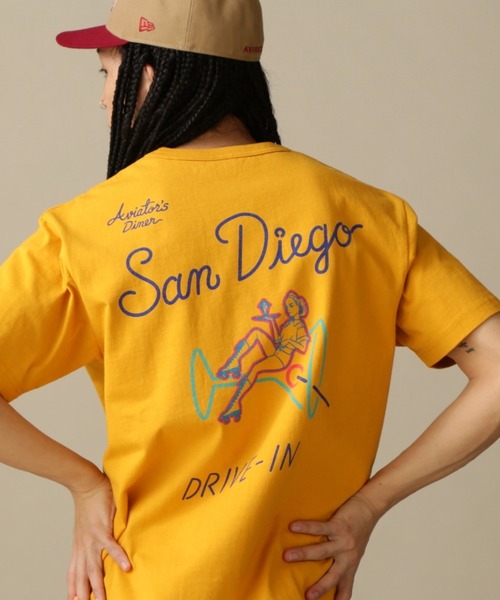 AVIREX(アヴィレックス)の「WEST COAST T-SHIRT PIN UP & COCKTAIL / ウエスト コースト Tシャツ ピンナップ & カクテル / AVIREX / アヴィレックス(Tシャツ/カットソー・メンズ・ネイビー/ゴールド/ホワイト/ブラック・MEDIUM/LARGE/X-LARGE/XX-LARGE)」の1枚目の写真