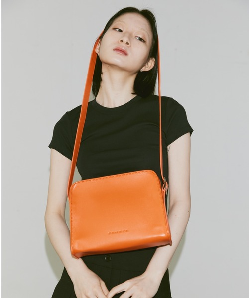 FEKETE(フェケテ)の「FEKETE LOGO VEGAN LEATHER SHOULDER BAG / フェイクレザーショルダーバッグ(ショルダーバッグ・メンズ・オレンジ/ブラウン/ブラック・FREE)」の3枚目の写真