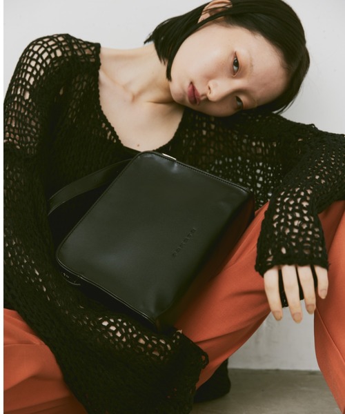 FEKETE(フェケテ)の「FEKETE LOGO VEGAN LEATHER SHOULDER BAG / フェイクレザーショルダーバッグ(ショルダーバッグ・メンズ・オレンジ/ブラウン/ブラック・FREE)」の2枚目の写真