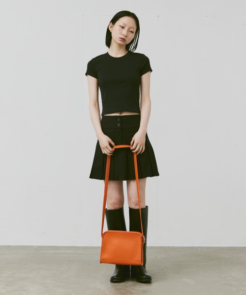 FEKETE(フェケテ)の「FEKETE LOGO VEGAN LEATHER SHOULDER BAG / フェイクレザーショルダーバッグ(ショルダーバッグ・メンズ・オレンジ/ブラウン/ブラック・FREE)」の6枚目の写真