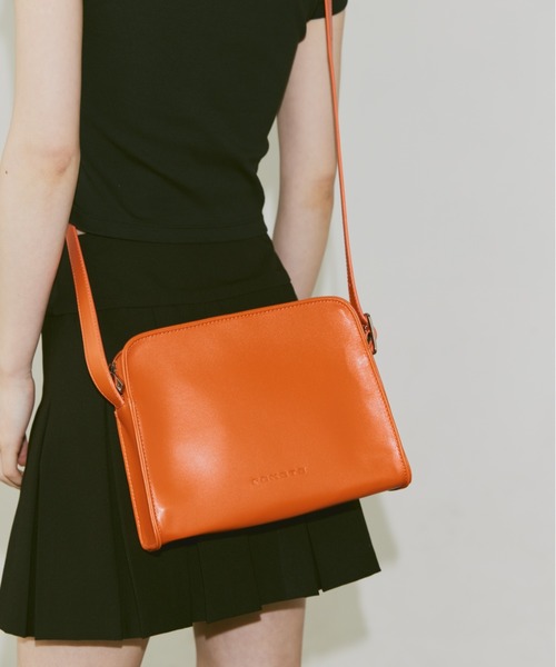 FEKETE(フェケテ)の「FEKETE LOGO VEGAN LEATHER SHOULDER BAG / フェイクレザーショルダーバッグ(ショルダーバッグ・メンズ・オレンジ/ブラウン/ブラック・FREE)」の9枚目の写真