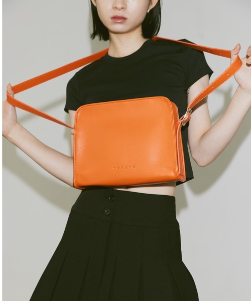 FEKETE(フェケテ)の「FEKETE LOGO VEGAN LEATHER SHOULDER BAG / フェイクレザーショルダーバッグ(ショルダーバッグ・メンズ・オレンジ/ブラウン/ブラック・FREE)」の18枚目の写真