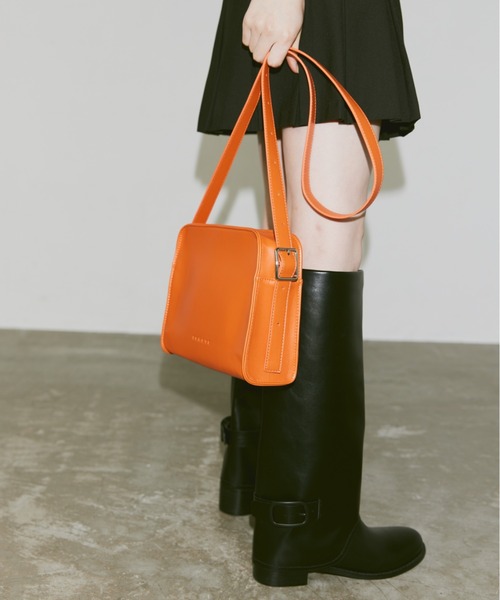 FEKETE(フェケテ)の「FEKETE LOGO VEGAN LEATHER SHOULDER BAG / フェイクレザーショルダーバッグ(ショルダーバッグ・メンズ・オレンジ/ブラウン/ブラック・FREE)」の20枚目の写真