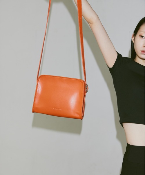 FEKETE(フェケテ)の「FEKETE LOGO VEGAN LEATHER SHOULDER BAG / フェイクレザーショルダーバッグ(ショルダーバッグ・メンズ・オレンジ/ブラウン/ブラック・FREE)」の19枚目の写真