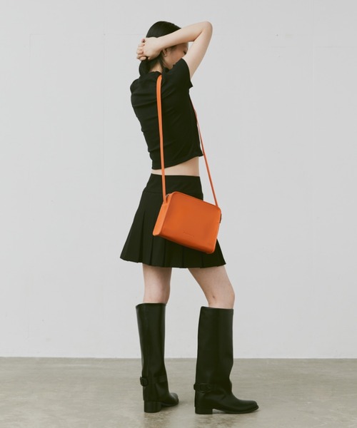 FEKETE(フェケテ)の「FEKETE LOGO VEGAN LEATHER SHOULDER BAG / フェイクレザーショルダーバッグ(ショルダーバッグ・メンズ・オレンジ/ブラウン/ブラック・FREE)」の21枚目の写真