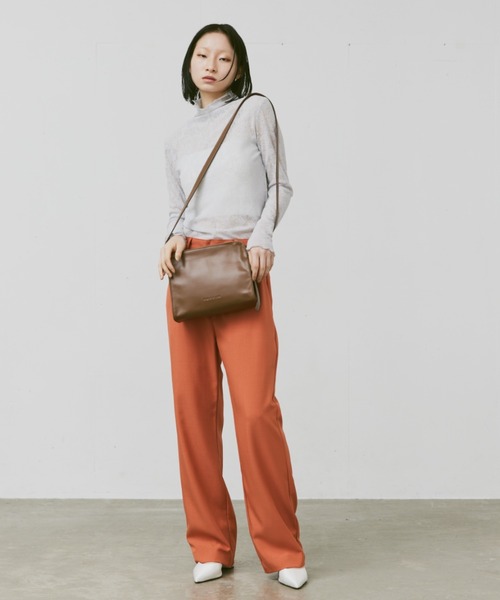 FEKETE(フェケテ)の「FEKETE LOGO VEGAN LEATHER SHOULDER BAG / フェイクレザーショルダーバッグ(ショルダーバッグ・メンズ・オレンジ/ブラウン/ブラック・FREE)」の5枚目の写真