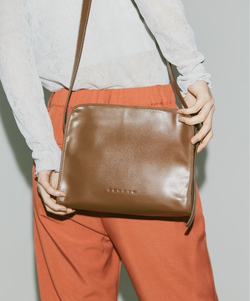 FEKETE(フェケテ)の「FEKETE LOGO VEGAN LEATHER SHOULDER BAG / フェイクレザーショルダーバッグ(ショルダーバッグ・メンズ・オレンジ/ブラウン/ブラック・FREE)」の8枚目の写真