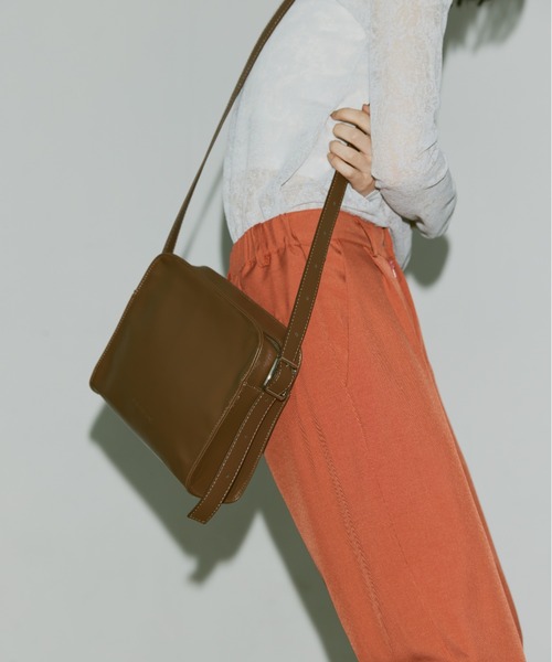 FEKETE(フェケテ)の「FEKETE LOGO VEGAN LEATHER SHOULDER BAG / フェイクレザーショルダーバッグ(ショルダーバッグ・メンズ・オレンジ/ブラウン/ブラック・FREE)」の14枚目の写真