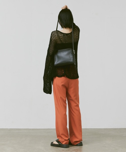 FEKETE(フェケテ)の「FEKETE LOGO VEGAN LEATHER SHOULDER BAG / フェイクレザーショルダーバッグ(ショルダーバッグ・メンズ・オレンジ/ブラウン/ブラック・FREE)」の4枚目の写真